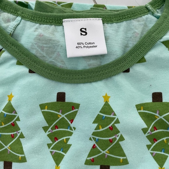 Christmas pajama size S for mwomen like new
60%cotton
40%polyester
Used one time - Picture 3 of 3